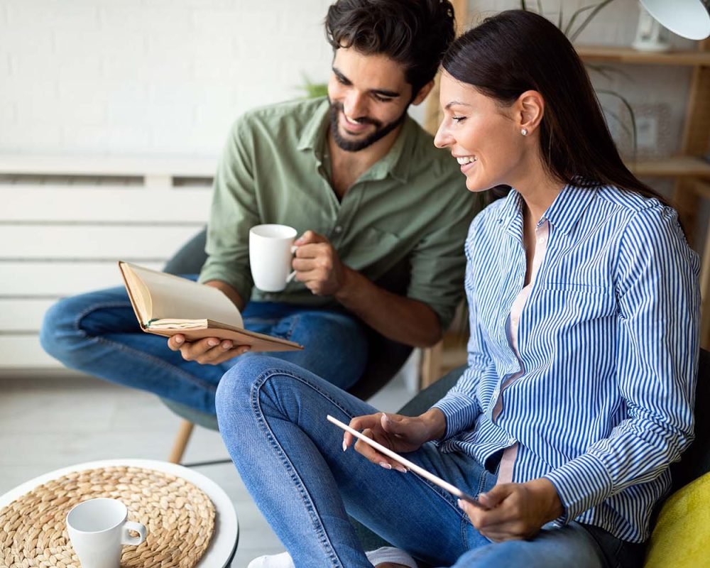 couple-is-deciding-if-a-book-or-ebook-is-better-MB9UACY.jpg